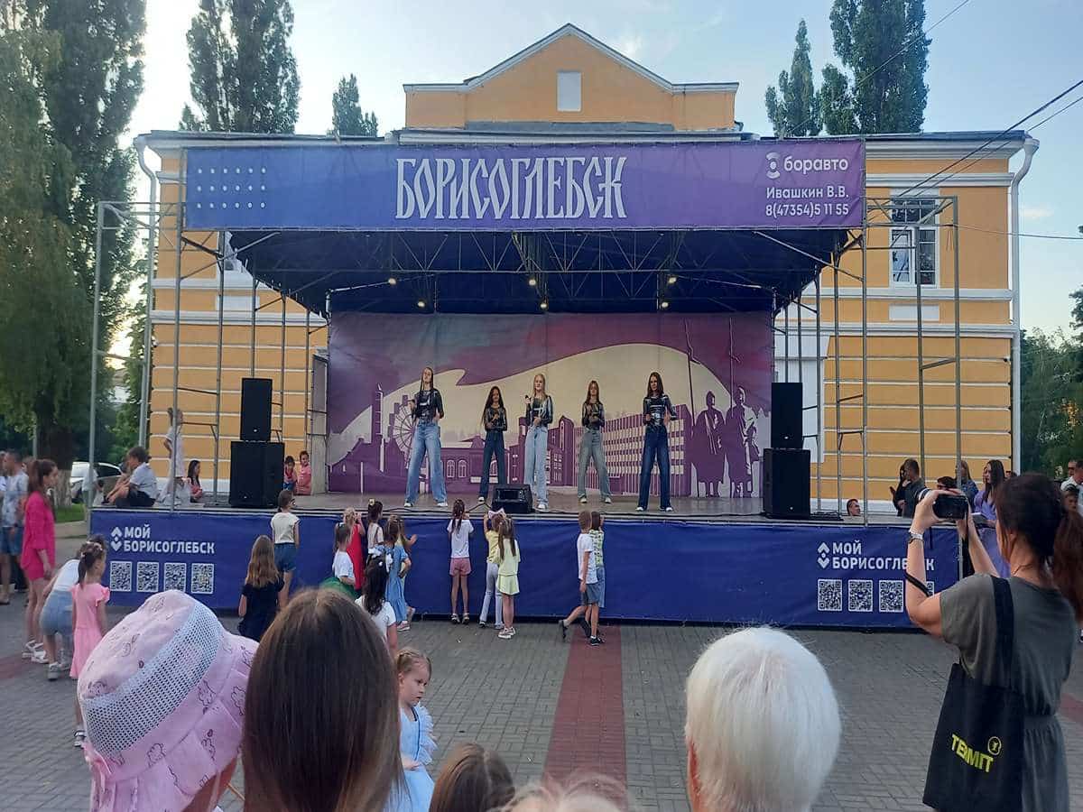 24 июля на территории театрального парка г. Борисоглебска прошла ретро-дискотека в рамках проекта «Настроение-лето»