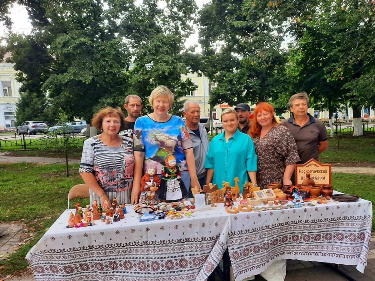 Выставка работ Борисоглебского Дома ремёсел и мастер-класс по лепке из глины